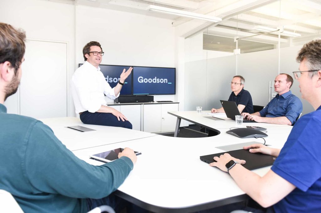Meeting bei Goodson mit fünf Personen im Konferenzraum